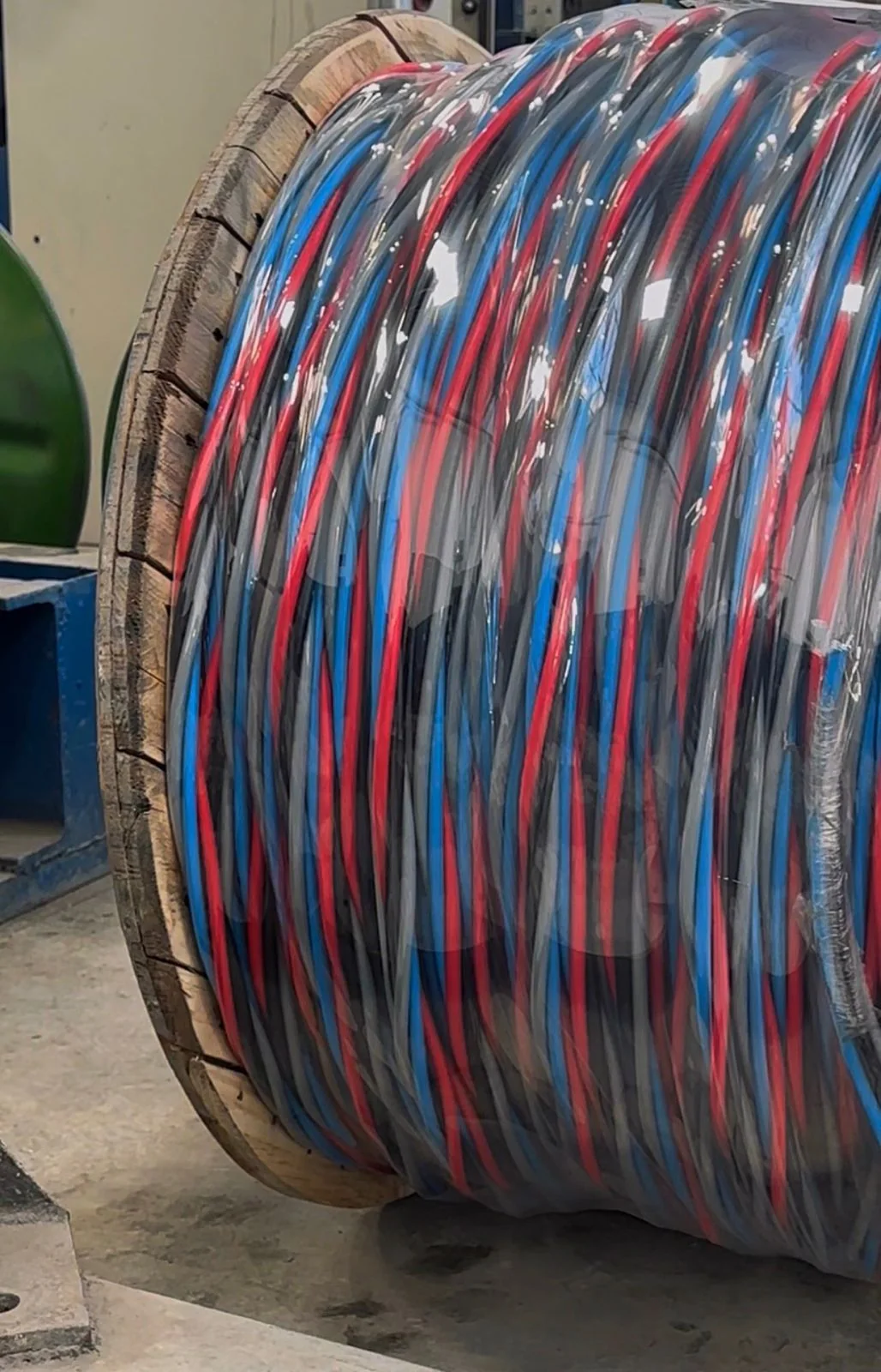 Bobinas de cabos elétricos prontas para fornecimento