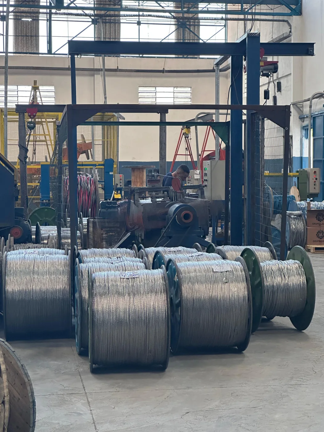 Estrutura industrial com bobinas de condutores elétricos