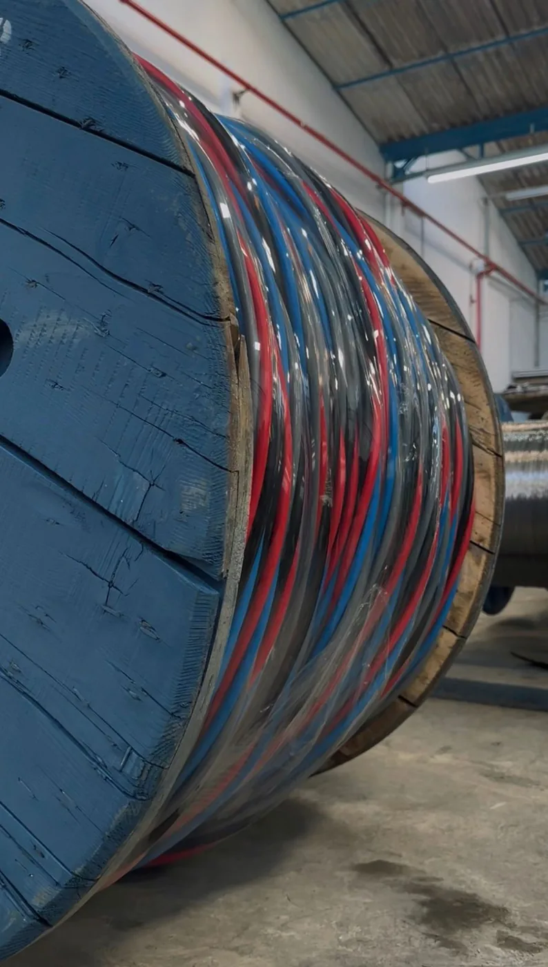 Bobina industrial com cabos elétricos de diferentes cores